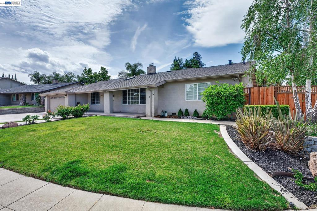 1147 Lomitas Ave
