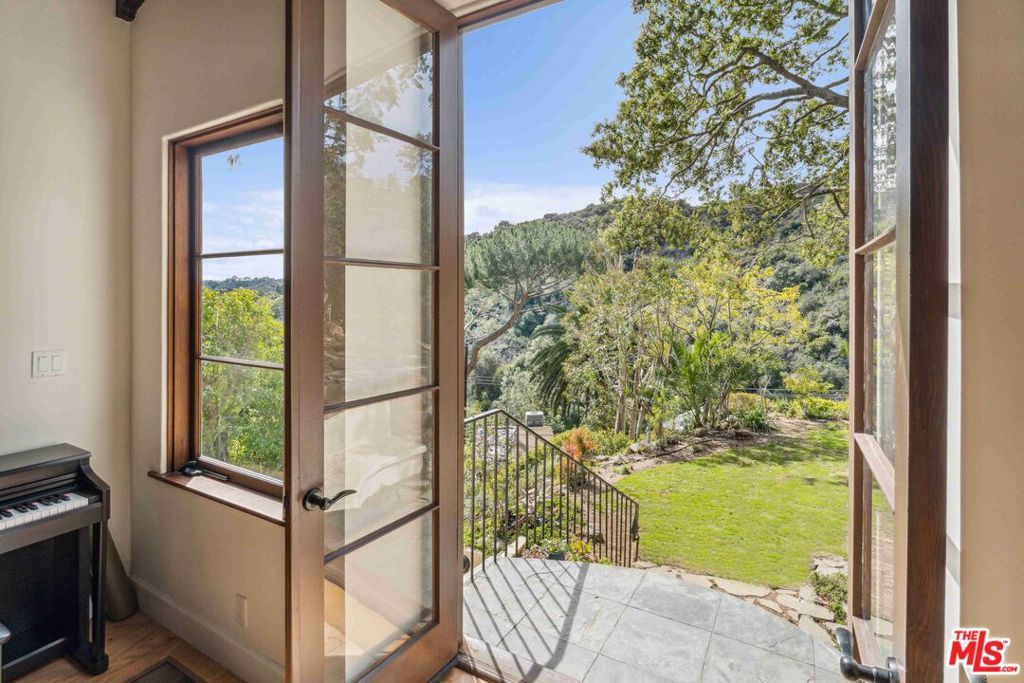 Photo of 10037 Reevesbury Drive, Beverly Hills, CA 90210 (MLS # 26660447)