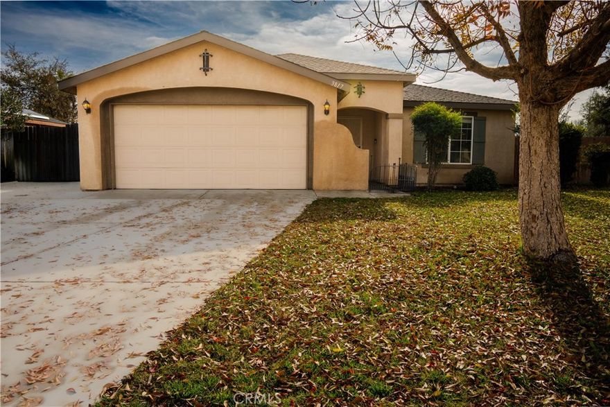 Welcome to 3817 Harris Road, located in the desirable southwest Bakersfield area. This home offers a prime location in a quiet, well established neighborhood close to convenience stores, shopping, and everyday amenities. Enjoy easy access to great schools, parks, and major roadways while still benefiting from a peaceful residential setting. A perfect opportunity for buyers looking for comfort, convenience, and location.