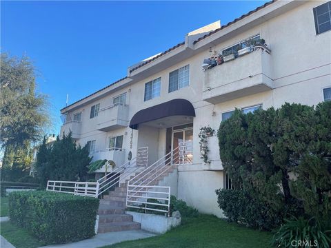 Photo of 14758 Magnolia Boulevard, Sherman Oaks, CA 91403 (MLS # CV26032052)
