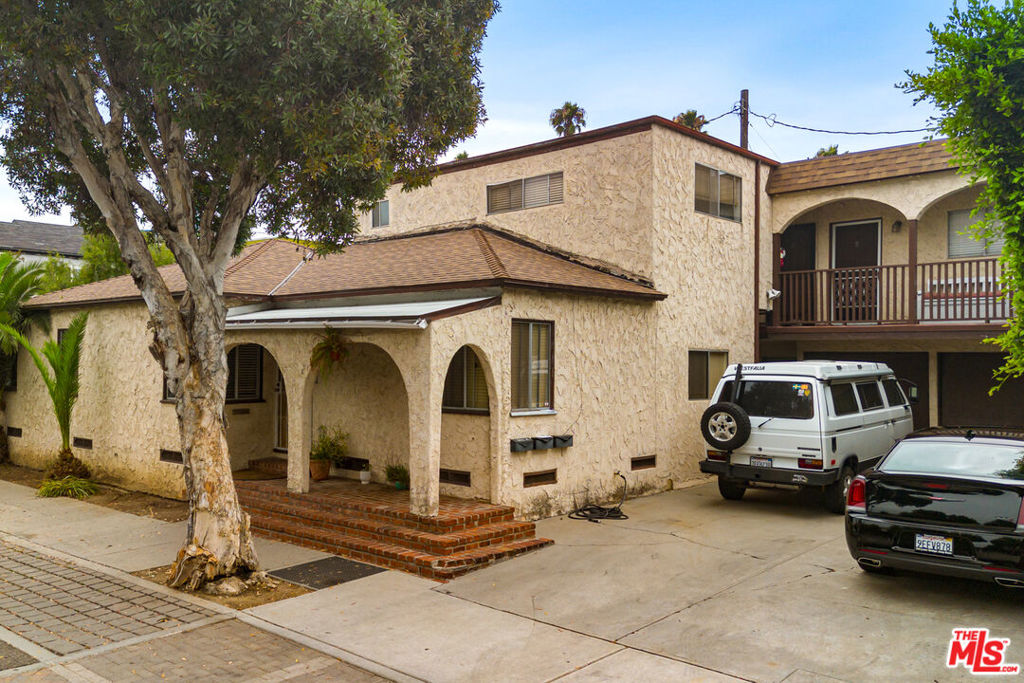 We are thrilled to offer an exclusive opportunity to acquire 802 Ozone Street, a thoughtfully designed 4-Unit apartment building exceptionally located within the Ocean Park submarket of Santa Monica. The building offers a rare unit mix consisting of (1) Large 4-Bedroom 2.5-Bathroom unit, (1) 3-Bedroom 2-Bathroom unit, and (2) 1-Bedroom 1-Bathroom units. Not only does the opportunity provide a favorable unit mix, but it could also be delivered with the 4-Bedroom 2.5-Bathroom AND/OR 3-bedoom2-bathroom unit vacant! Nestled west of Lincoln Boulevard and north of Rose Avenue, this prime location offers unparalleled access to Venice Beach, Penmar Golf Course, Abbot Kinney Blvd, and Main Street. Tenants of 802 Ozone Street will have no shortage of things to do, with vibrant nightlife, fine dining establishments, daily essentials, and an abundant amount of entertainment all within close proximity. 802 Ozone Street offers a unique opportunity to acquire a trophy asset in Santa Monica. The subject property's ability to be delivered vacant opens the door for owner-occupied investors to easily execute the infamous "house-hacking" strategy and also offers traditional investors an opportunity to acquire a high cash-flowing well-located asset poised for strong long-term appreciation.