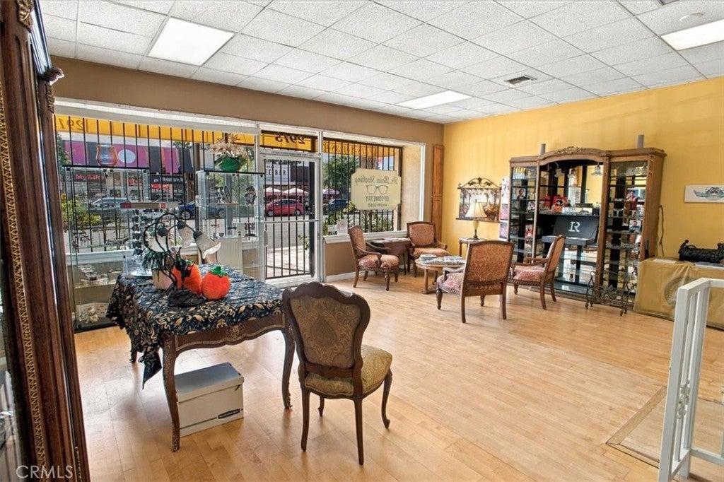 2915 W Magnolia Boulevard