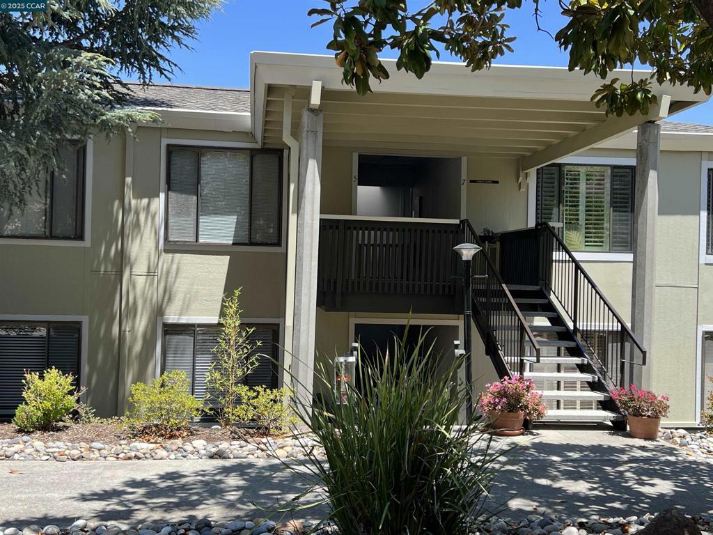 Rossmoor 55+ gated community for one year lease. Move-in ready immediately. 2bds/1bath, updated throughout, recessed lighting, stainless steel appliances, quartz countertops, new cabinets, washer/dryer in unit. Rossmoor's use of the facilities fee is $112/monthly, Lease processing fee $220, payable to Golden Rain Foundation. Exceptional personal lifestyle just for you! Apply with RentSpree https://apply.link/i2BcafE