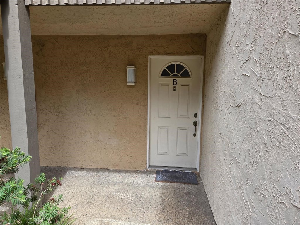 Beautiful location La Jolla condominium. Easily accessed FWY.