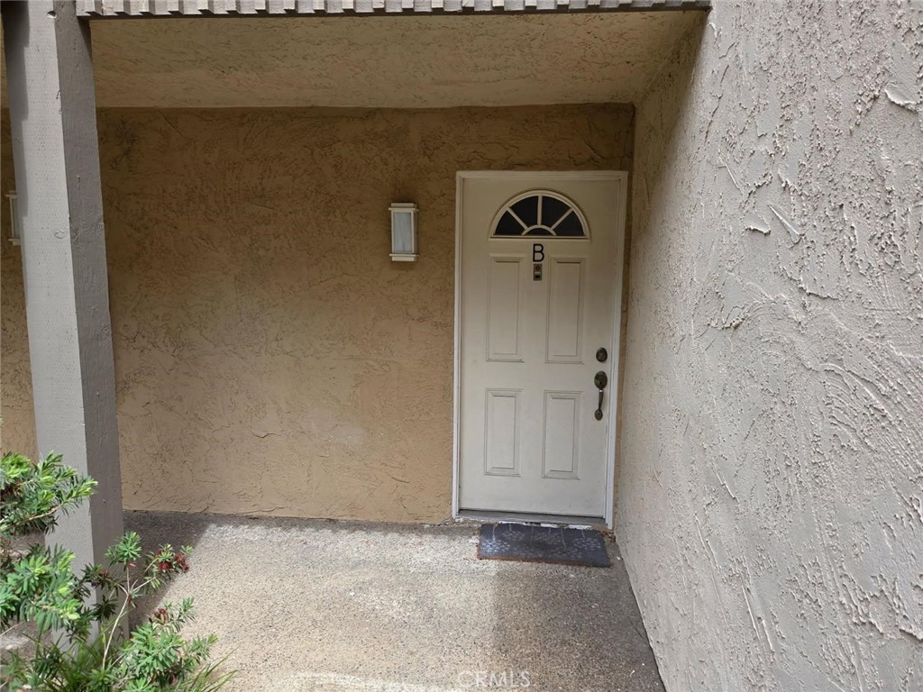 Beautiful location La Jolla condominium. Easily accessed FWY.