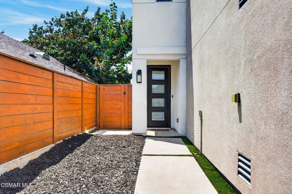 1135 N Commonwealth Avenue, Los Angeles CA 90029