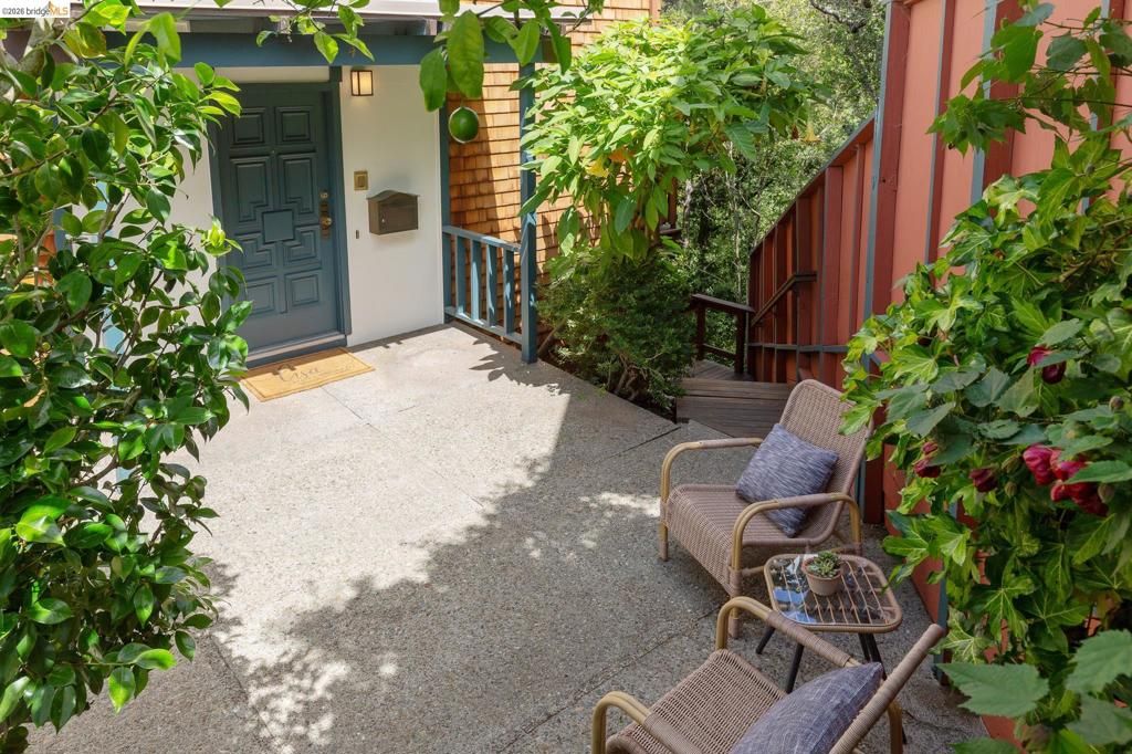 Photo of 4 Cavendish Ln Ln, Piedmont, CA 94602 (MLS # 41131263)