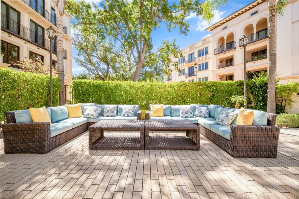 Calabasas, California 91302, United States, 2 Bedrooms Bedrooms, ,3 BathroomsBathrooms,Residential,Active,197681