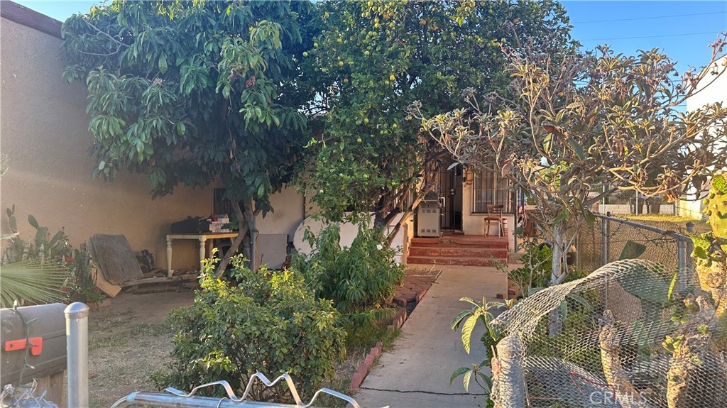 2 Bedroom / 1 Bath Placentia Home - Located in the heart of Downtown Placentia. Has 948 Square Feet of Living Space. Located near Restaurants, 57 & 91 Freeways, Cal State Fullerton, Placentia Metrolink Station. Don't miss out on this opportunity.