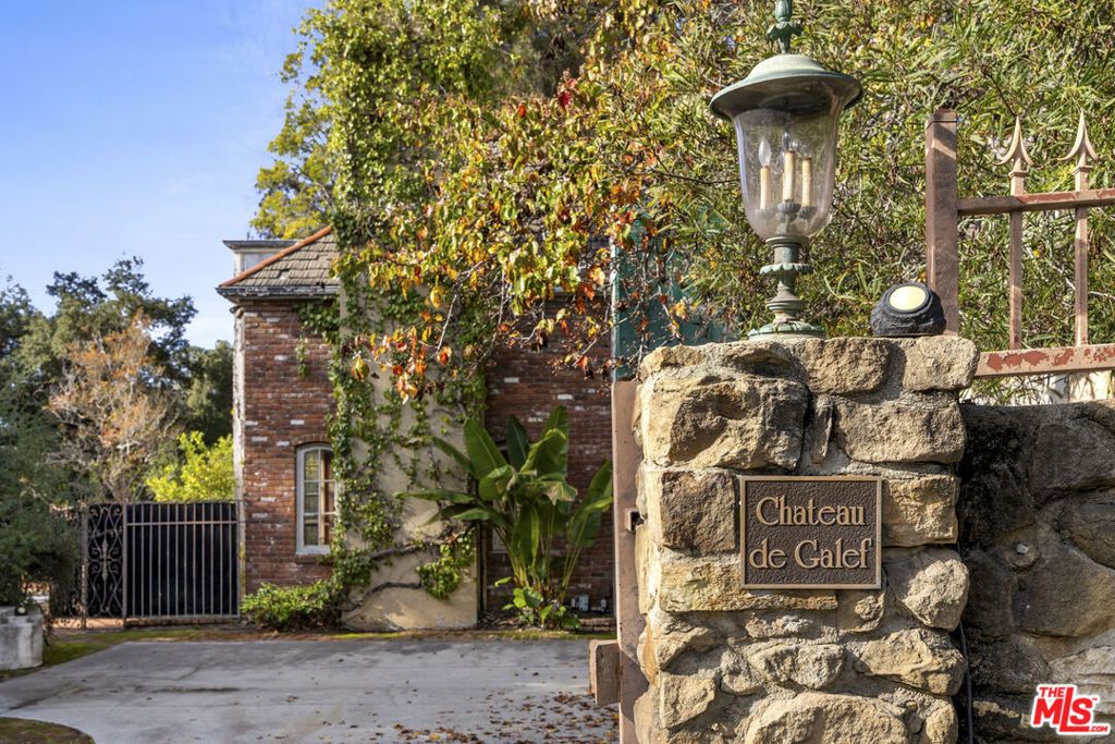 Photo of 501 St Cloud Road, Los Angeles, CA 90077 (MLS # 25623313)