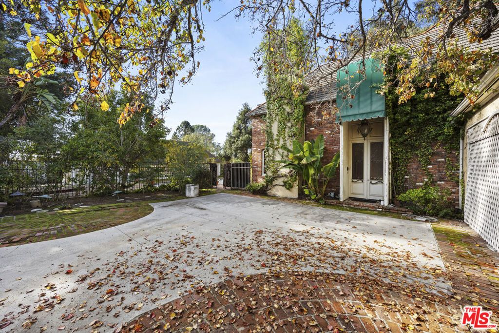 Photo of 501 St Cloud Road, Los Angeles, CA 90077 (MLS # 25623313)