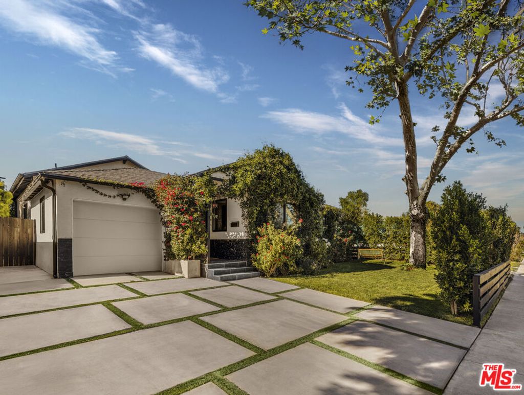 Photo of 5919 Encino Avenue, Encino, CA 91316 (MLS # 26648015)