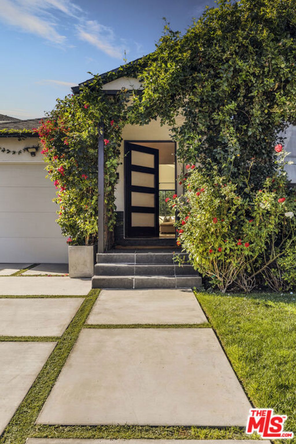 Photo of 5919 Encino Avenue, Encino, CA 91316 (MLS # 26648015)