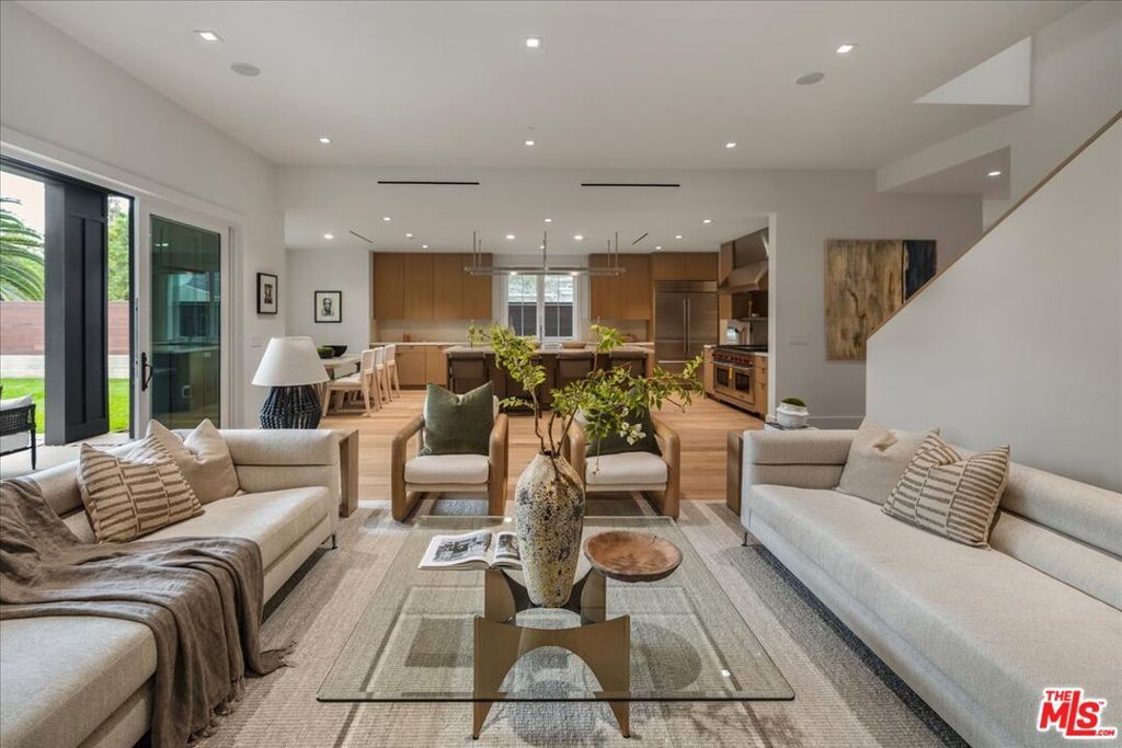 Photo of 541 S Westgate Avenue, Los Angeles, CA 90049 (MLS # 25610725)