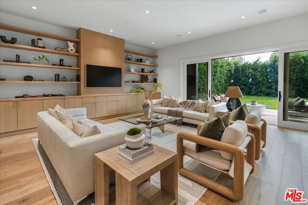 Photo of 541 S Westgate Avenue, Los Angeles, CA 90049 (MLS # 25610725)