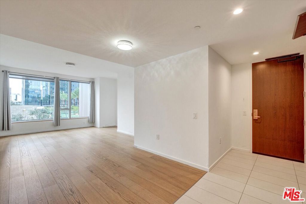 Photo of 889 Francisco Street #911, Los Angeles, CA 90017 (MLS # 26664391)