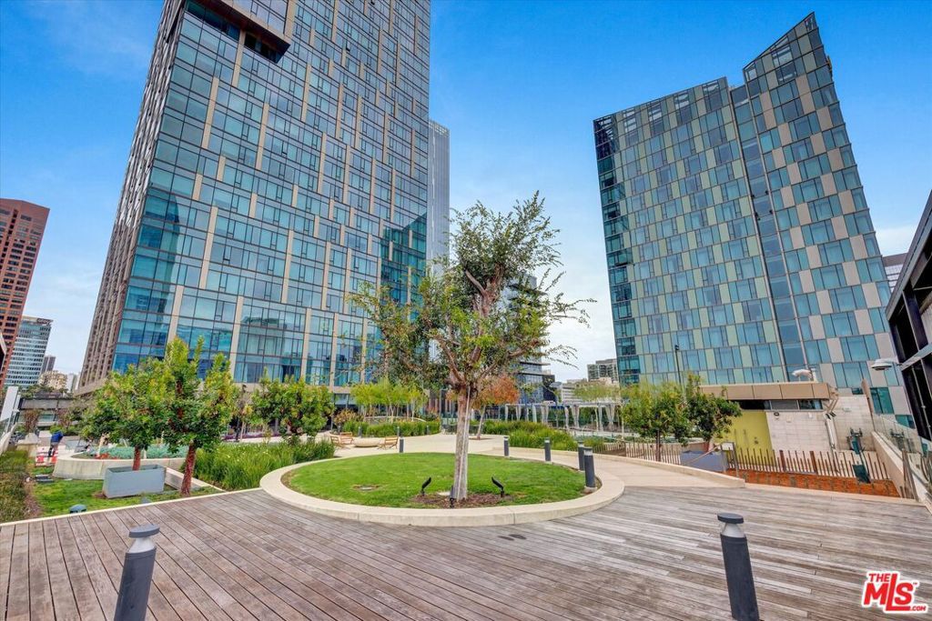 Photo of 889 Francisco Street #911, Los Angeles, CA 90017 (MLS # 26664391)