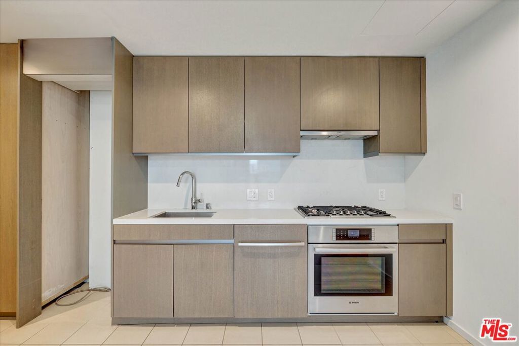 Photo of 889 Francisco Street #911, Los Angeles, CA 90017 (MLS # 26664391)