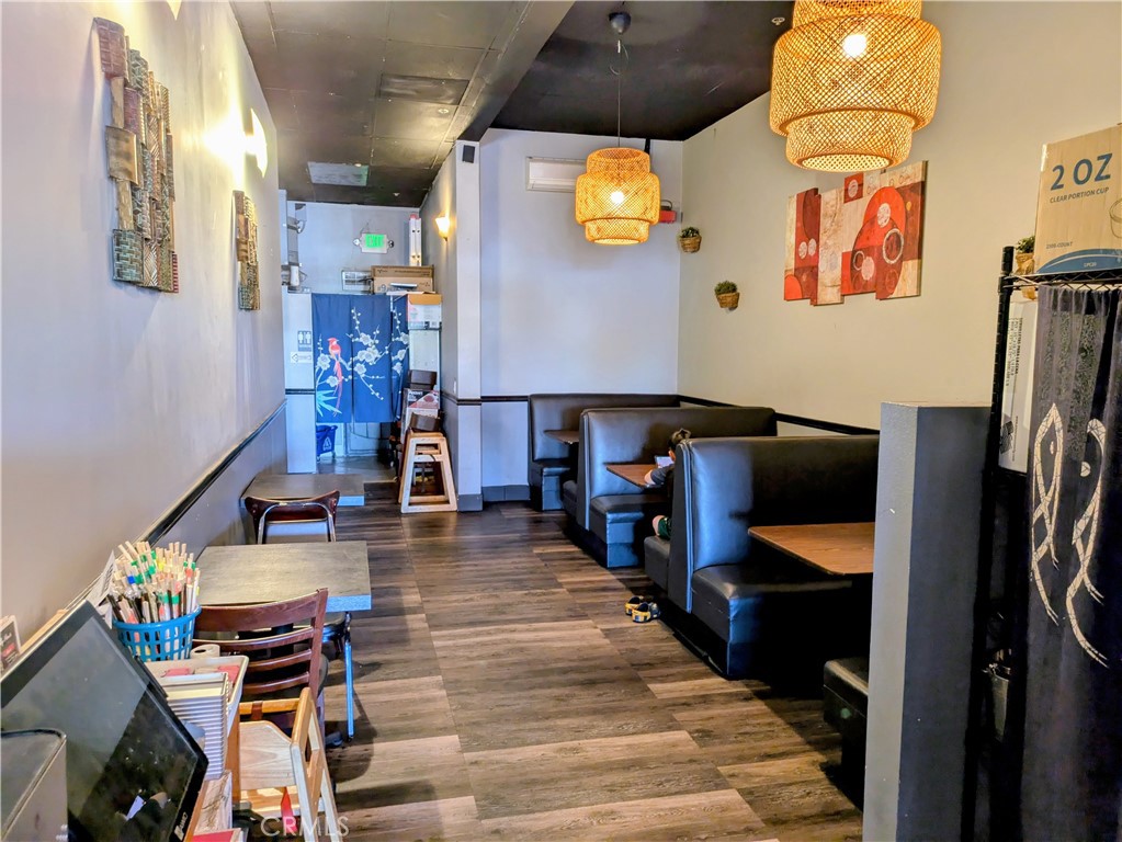 313 W Los Angeles Avenue