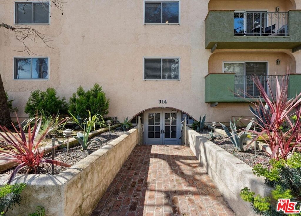 Photo of 914 Lincoln Boulevard #106, Santa Monica, CA 90403 (MLS # 26641475)