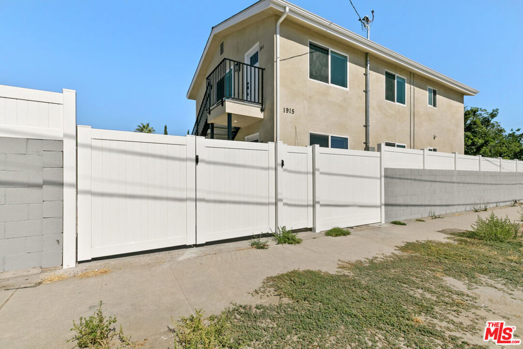 Be the first to live in this beautifully built, brand-new 2-bedroom, 2-bathroom unit located in one of Burbank's most desirable neighborhoods. Spanning approximately 1,000 square feet, this thoughtfully designed unit combines modern finishes with comfort and functionality.