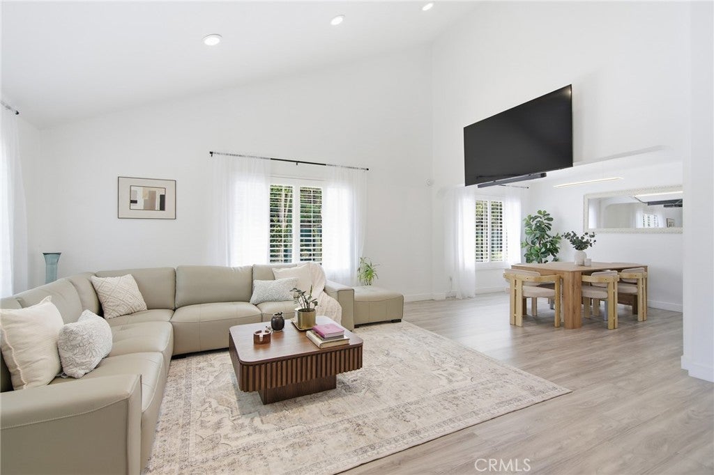 11515 Doral AVE, Los Angeles CA 91326