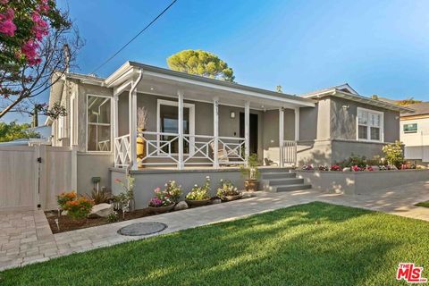 Photo of 6911 Valmont Street, Tujunga, CA 91042 (MLS # 25606609)