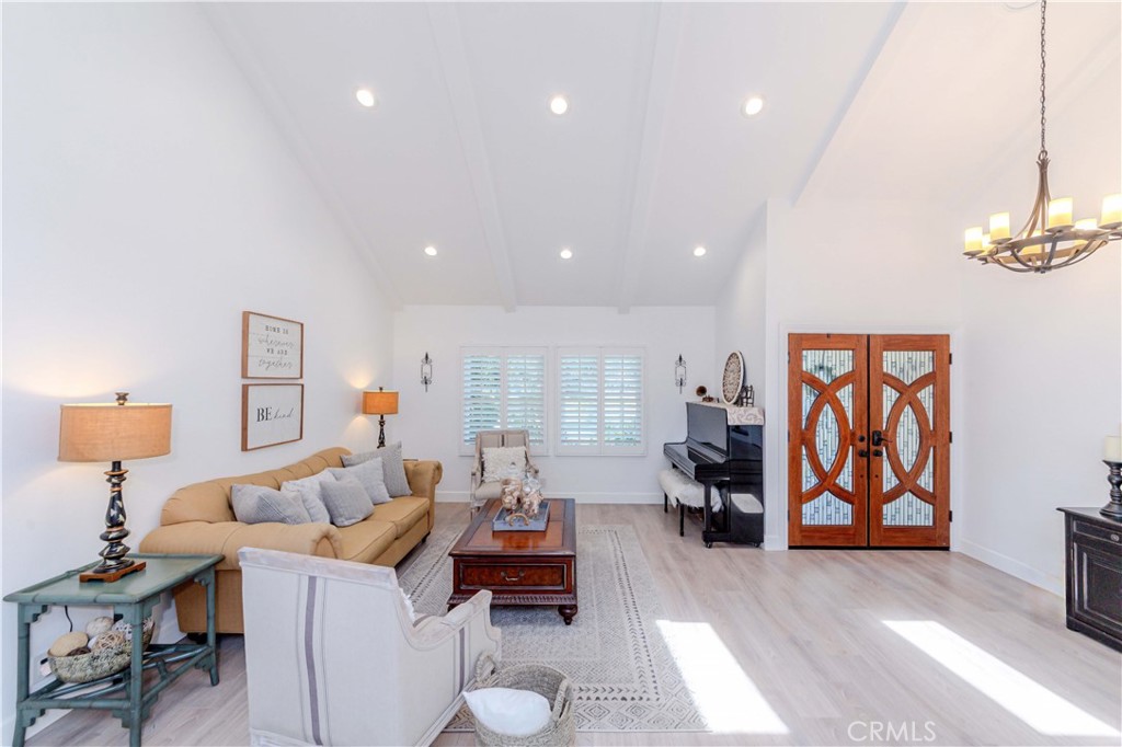 1748 Peacock Lane