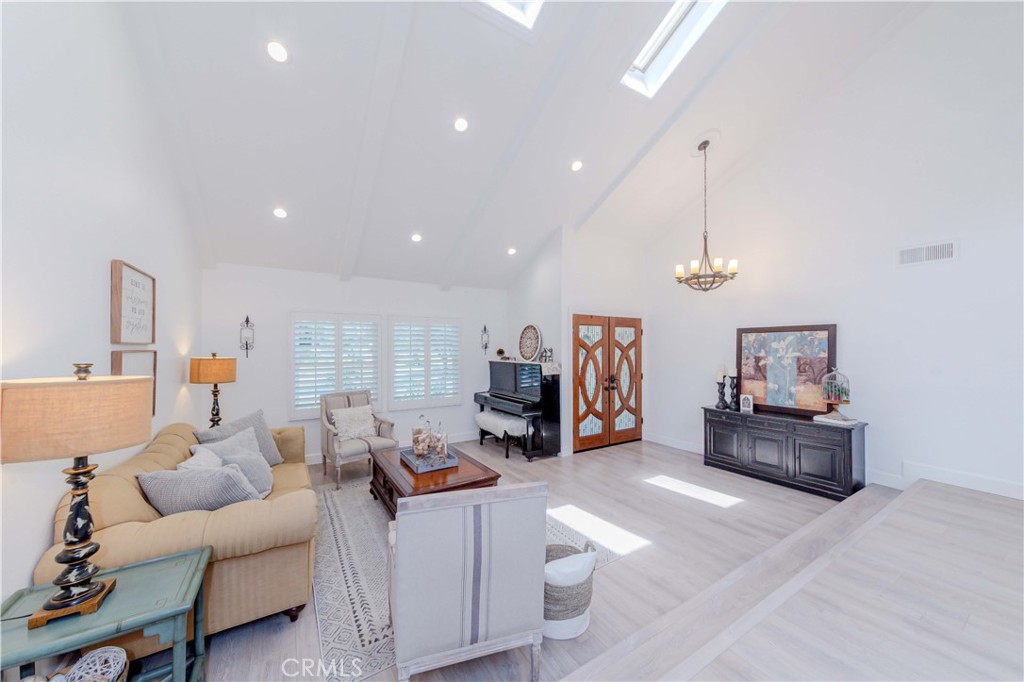 1748 Peacock Lane