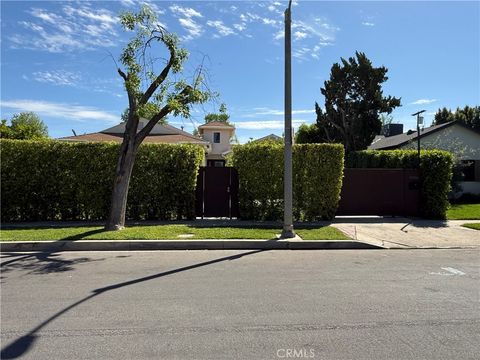 Photo of 5906 Graves Avenue, Encino, CA 91316 (MLS # SR26068182)