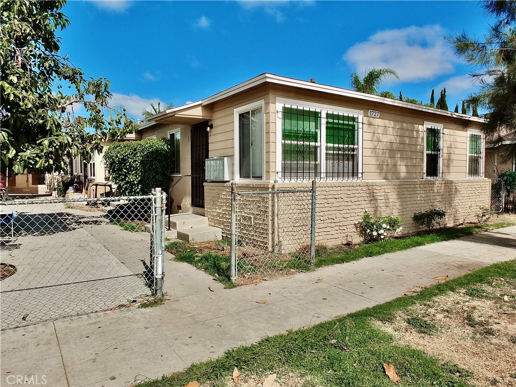 "$200,000" PRICE REDUCTION ! Your chance to steal this 6 Plex ! Seller is ready to go.
Newly painted exterior.New copper plumbing.5 garages.This will not last .