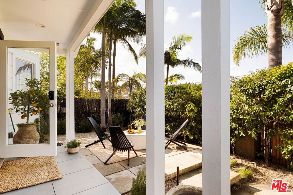 Photo of 1034 Oakwood Avenue, Venice, CA 90291 (MLS # 25627103)