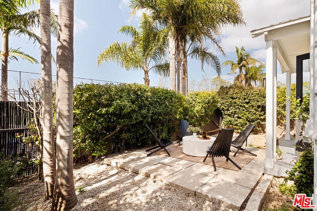 Photo of 1034 Oakwood Avenue, Venice, CA 90291 (MLS # 25627103)