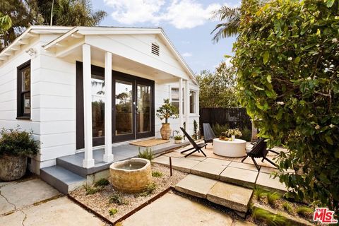 Photo of 1034 Oakwood Avenue, Venice, CA 90291 (MLS # 25627103)