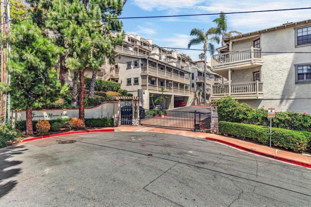 3975 Hortensia St E7