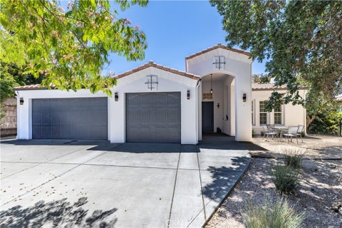 Photo of 915 Vista Cerro Drive, Paso Robles, CA 93446 (MLS # NS26142123)