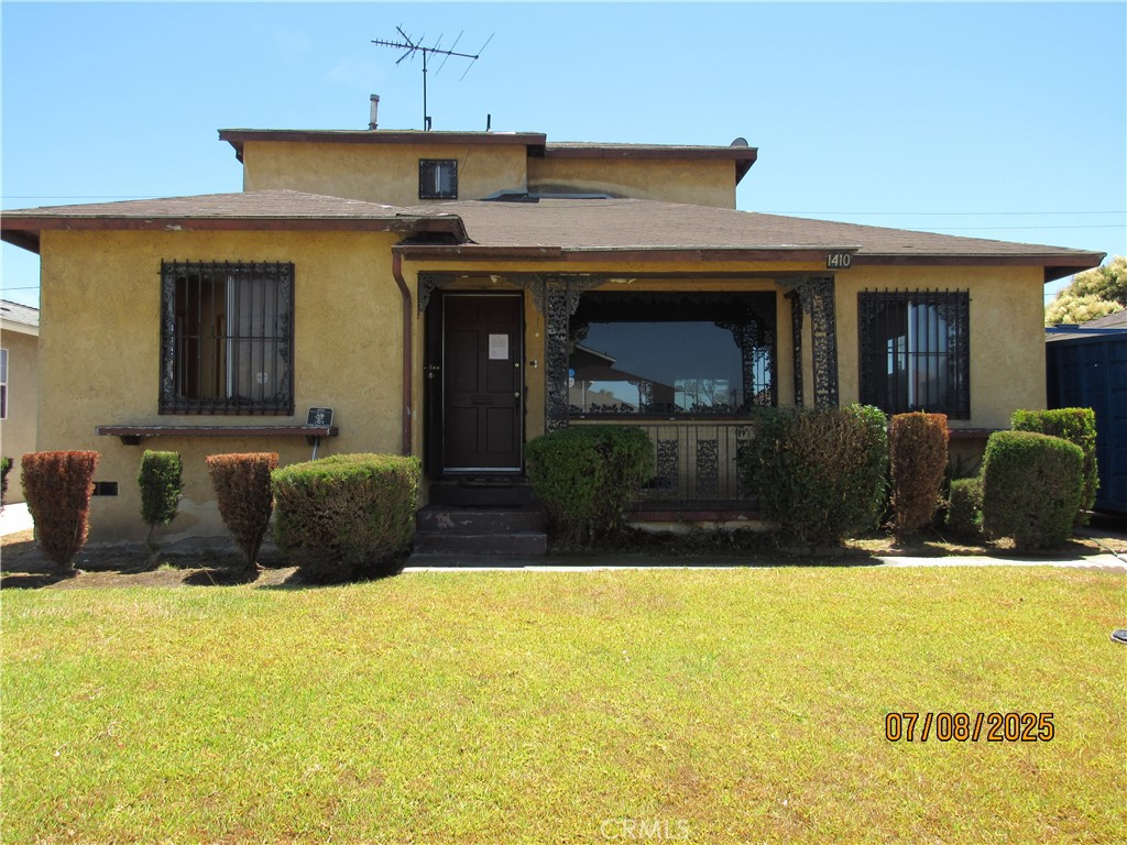 "COMING SOON" Welcome to 1410 W Stockwell St, Compton, CA 90222 — a spacious and versatile single-family residence offering 5 bedrooms, 2 bathrooms, and 1,820 sq ft of well-designed living space. Built in 1951 and situated on a 5,127 sq ft lot, this home provides the perfect blend of comfort, space, and potential.
Whether you're looking to accommodate a large family, generate rental income, or simply enjoy room to grow, this property offers flexibility to fit your needs. The generous layout includes multiple living areas, good-sized bedrooms, and a backyard ideal for relaxing or entertaining.
Located in a well-established neighborhood with easy access to schools, parks, shopping, and major freeways, 1410 W Stockwell St is a rare opportunity to own a larger home in an accessible Compton location.
Don’t miss your chance — come see the potential this home has to offer!