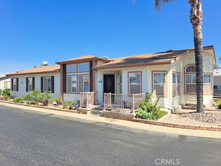 Welcome to the Foothills of Hemet, arguably the most sought-after 55+ community in the valley. This gated and secure senior community is maintained to the highest of standards and features its residents two community swimming pools within the park, a hot tub, pickle ball courts, a craft room, a large clubhouse and RV parking just to name a few of the amenities. This is a very active community that will keep you occupied if you’re looking for activities to stay busy. The home is a high-end Silvercrest manufactured home (Westwood model), featuring an open floorplan, spacious rooms, vaulted ceilings and an attached 2-car garage. The kitchen is quite large and features an abundance of counter and cabinet space. Out back there’s an oversized patio cover and patio that’s perfect for outdoor living.