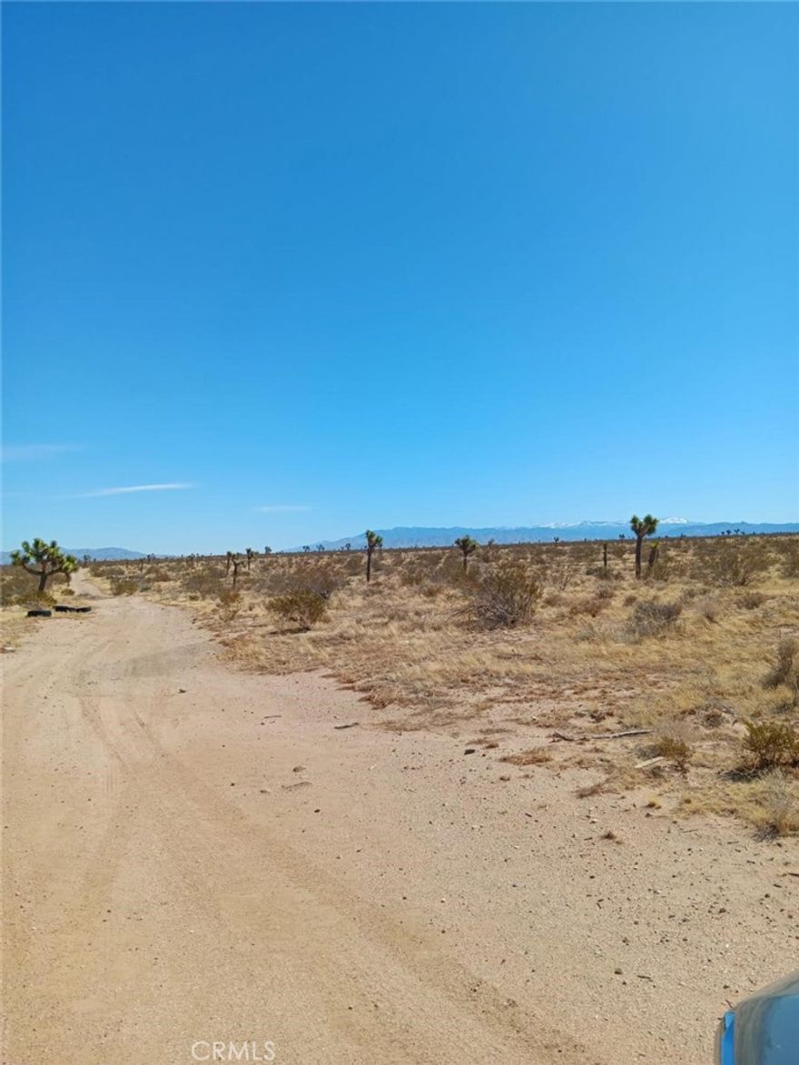 5 ,acres in the growing city of Victorville. close to Palmdale Rd. Residential land  you can built your own ranch, rural living.