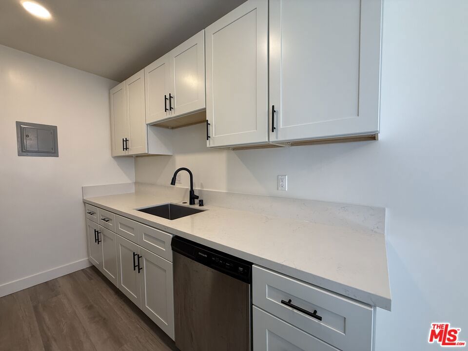 Remodeled 1 bedrooms/1 bathrooms unit on the second floor with a balcony. Close to downtown Culver city. Brand mew appliances include a refrigerator, gas stove, microwave and dishwasher. The asking price include an additional assigned parking space fee of $100 per month.