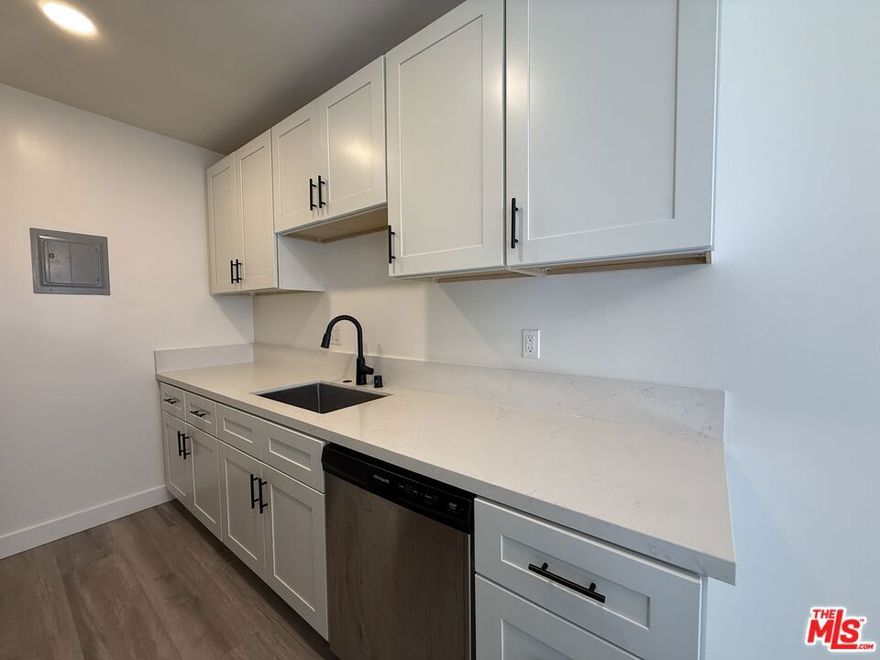Remodeled 1 bedrooms/1 bathrooms unit on the second floor with a balcony. Close to downtown Culver city. Brand mew appliances include a refrigerator, gas stove, microwave and dishwasher. The asking price include an additional assigned parking space fee of $100 per month.
