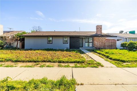 Photo of 7702 De Soto Ave, Canoga Park, CA 91304 (MLS # SR26043894)