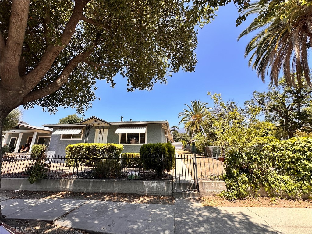 Centrally located near downtown Monrovia. Within walking distance to movie theater, restaurants, banks, post office, library, schools and Mt. Sierra College. This property offers 2 beds 1 bath, washer, dryer hookup and assigned parking.