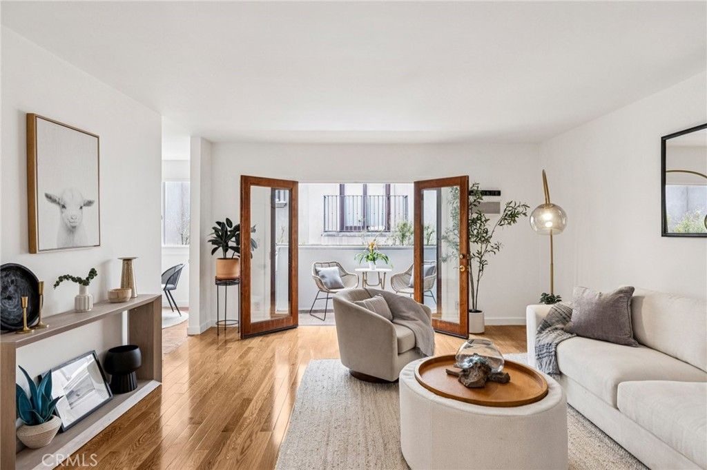 Photo of 947 16th Street #5, Santa Monica, CA 90403 (MLS # SB25186498)