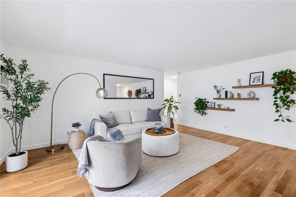 Photo of 947 16th Street #5, Santa Monica, CA 90403 (MLS # SB25186498)