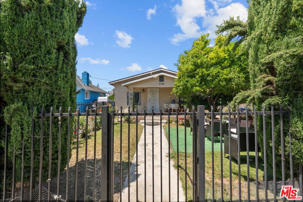 3793 Cimarron Street, Los Angeles CA 90018