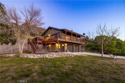 Photo of 29801 Skyline Dr, Tehachapi, CA 93561 (MLS # SR26060667)