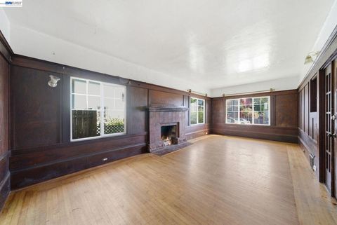 Photo of 5315 Cole Street St, Oakland, CA 94601 (MLS # 41128690)