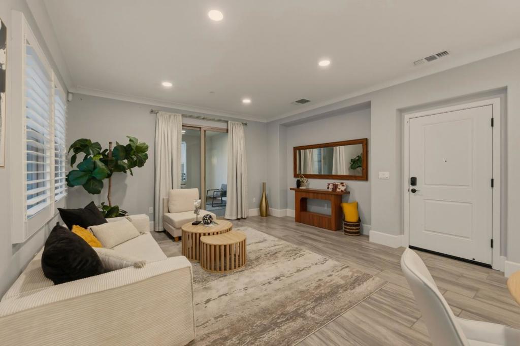 1057 Foxglove Place 202