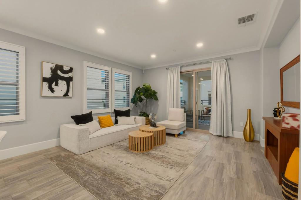 1057 Foxglove Place 202